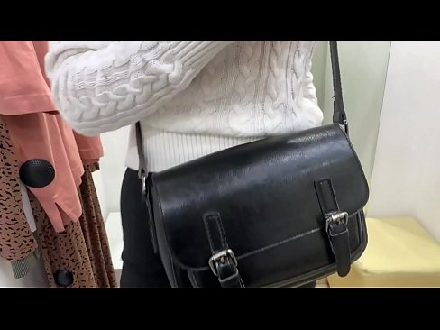 ❤️ Јавна мастурбација на младата кучка FeralBerry со дилдо во фитинг просторијата ❤️❌ Порно кај нас ❌️